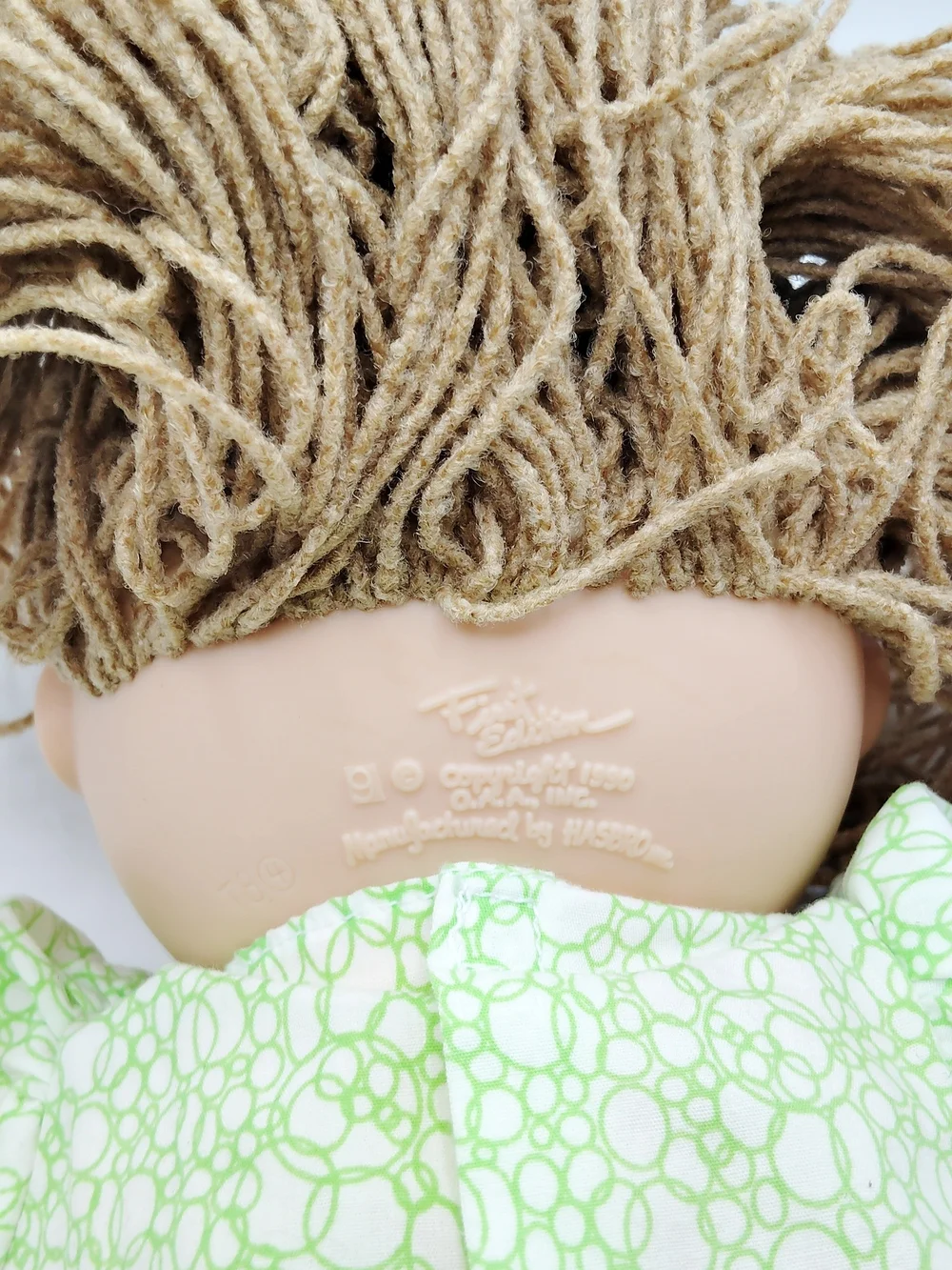 Hasbro Pretty Crimp N' Curl  - Blonde Hair, Blue Eyes, Green & Pink Outfit.